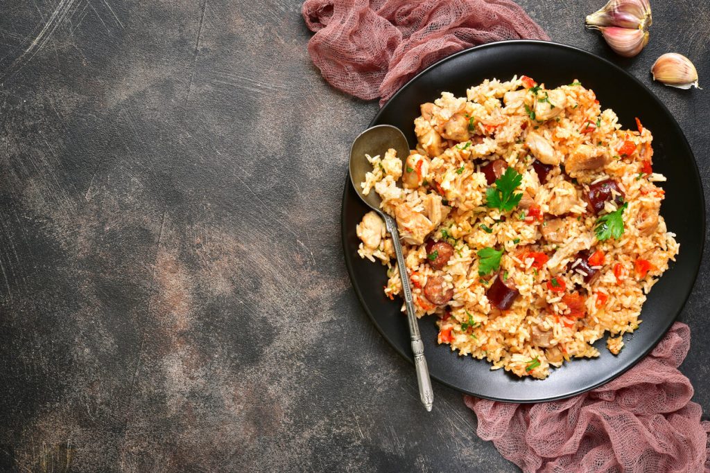 Arroz salteado con pollo, pimentón, cebolla y aguacate