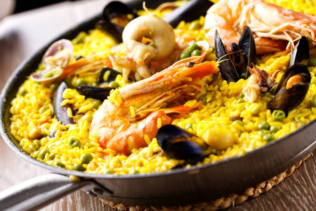 Paella sencilla con pollo y chorizo