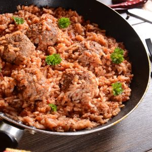 Arroz con cebolla y dados de ternera