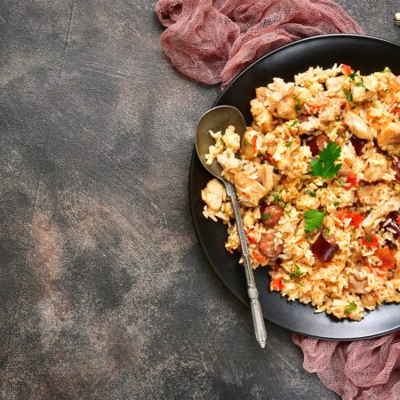 Arroz salteado con pollo, pimentón, cebolla y aguacate