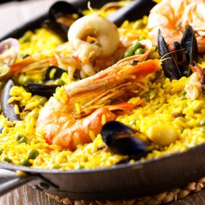 Paella sencilla con pollo y chorizo